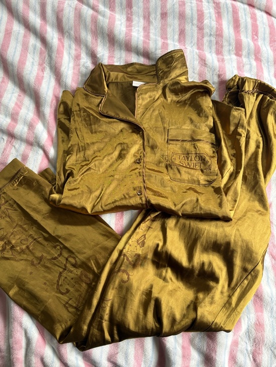 Taylor Swift Other - Authentic Taylor Swift Fearless Gold Satin Pajama Set